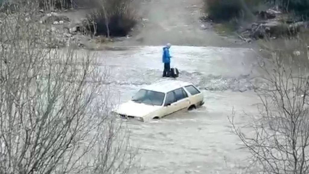 Cómo pasar un arroyo con el coche 1 Motor16 Más consideraciones a tener en cuenta al cruzar sobre agua con el coche