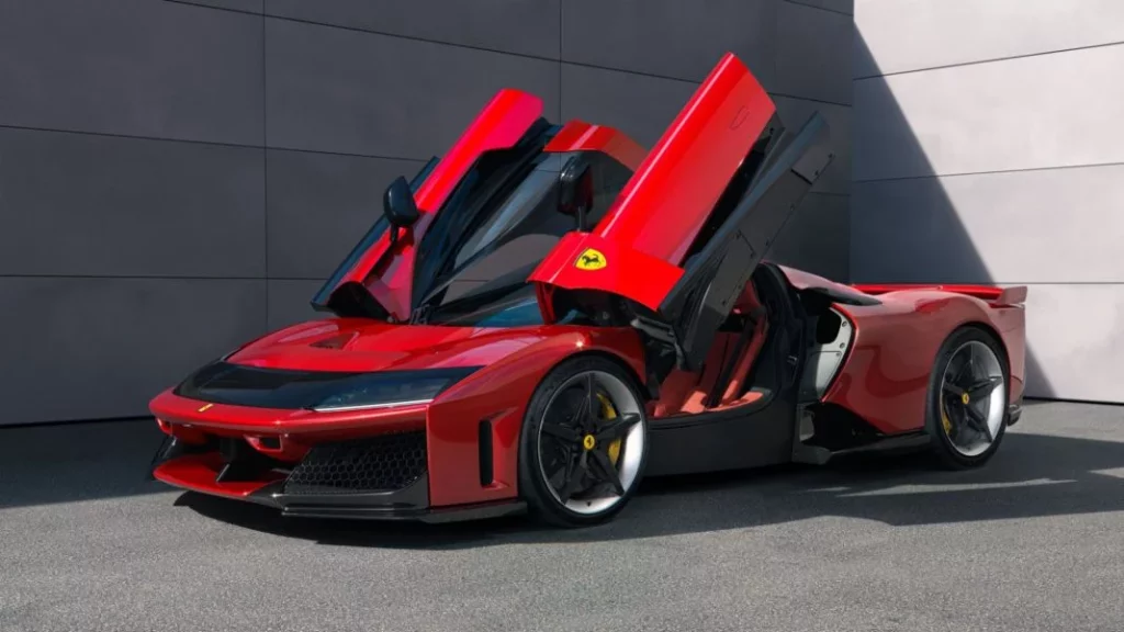 La cochera de Carlos Sainz que sería envidiada hasta por Enzo Ferrari 1 Motor16 El Ferrari SF 90 XX que luce Carlos Sainz en su garage