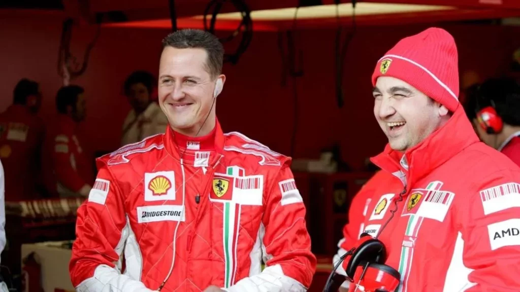Cuando paras a llenar tu Fiat Punto y te recibe el mismísimo Michael Schumacher 1 Motor16 La gran idea de Shell con Michael Schumacher de protagonista