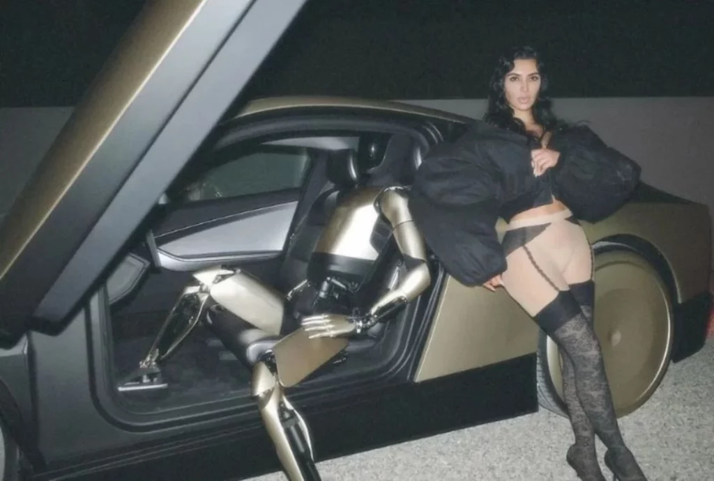 Kim Kardashian se mostró en el nuevo coche de Tesla y sorprende al mostrar quién lo conduce 1 Motor16 La apariencia de Optimus, el robot de Tesla