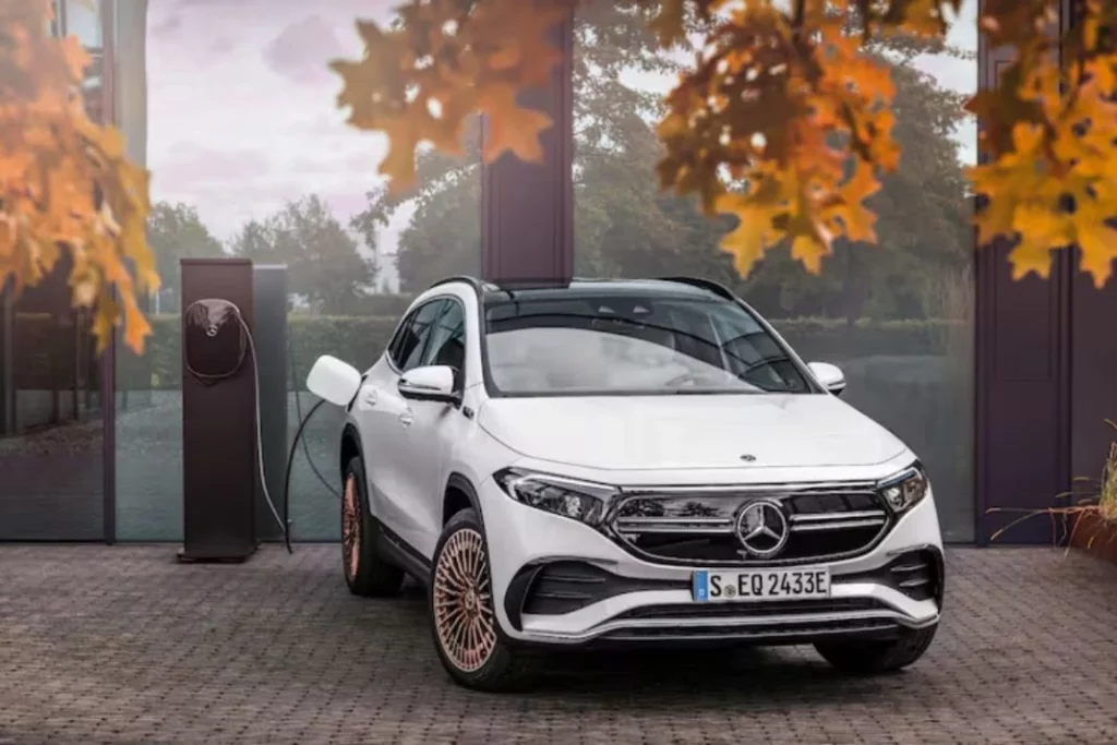 Insólito: cargaba su Mercedes-Benz de 60 mil euros mientras miraba televisión y se le prendió fuego la casa 1 Motor16 El motivo por el qué el incendio del Mercedes-Benz fue una gran dificultad para los bomberos