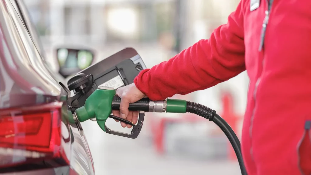 Un nuevo timo acaba de llegar: Presta atención cuando estés en la gasolinera 2 Motor16 el timo de los 5 euros