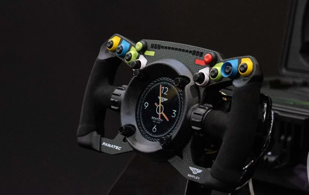 Si eres un apasionado de los simuladores de conducción, este volante de 1.999,95 euros es la opción perfecta 1 Motor16 Los increíbles detalles de este volante ideal para simuladores de conducción