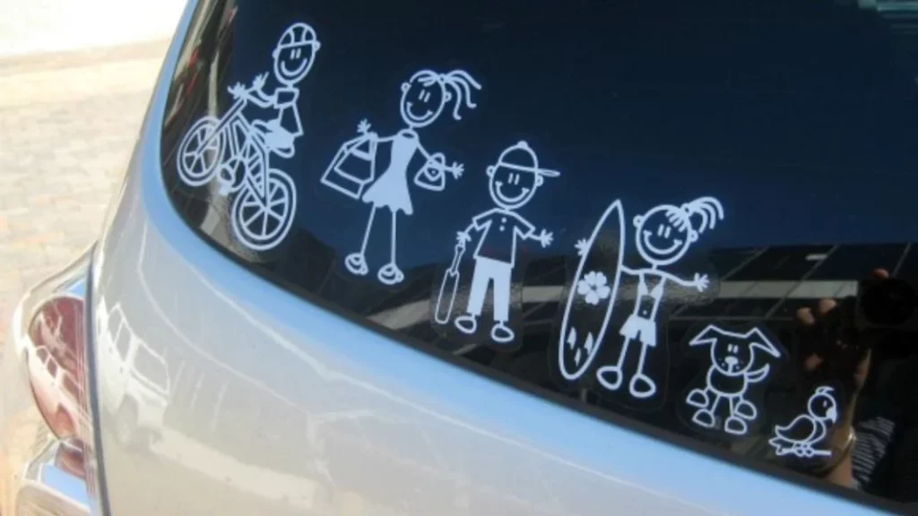 Nunca pegues esta pegatina en tu coche 1 Motor16 El peligro de las pegatinas en el coche