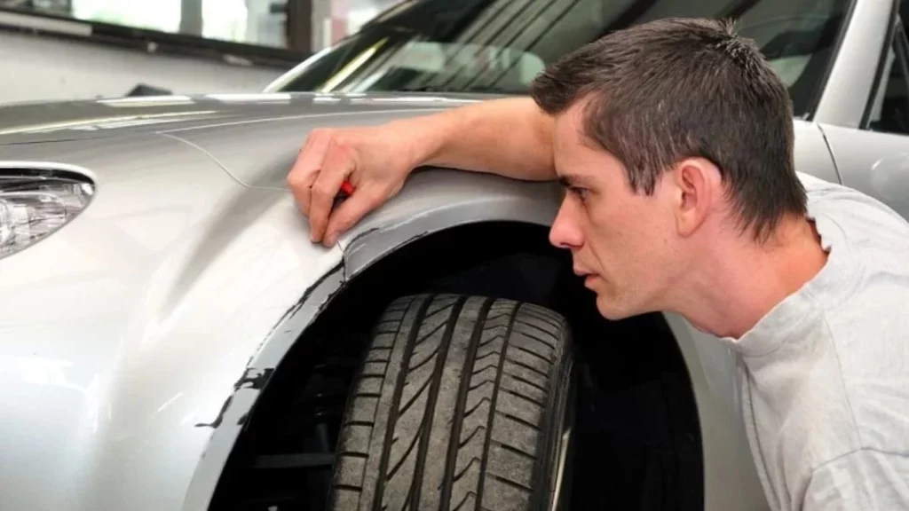 Una jeringuilla y pintura es lo único que necesitas para reparar un arañazo en tu coche 1 Motor16 No es un método recomendado para los expertos