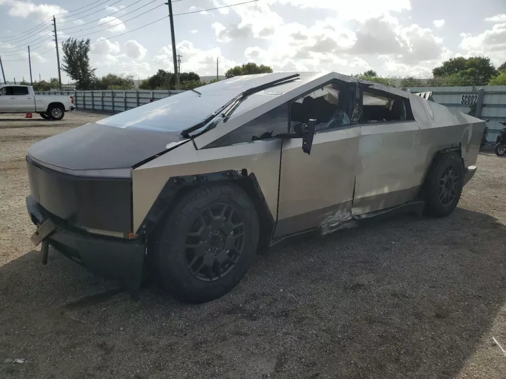 Un Tesla Cybertruck que se convirtió en viral en redes sociales te busca por 20.000 euros 2 Motor16 Los otros coches que subasta Copart
