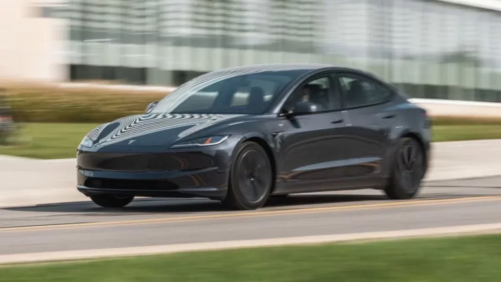 Tesla Model 3 +: La versión nacida para hacer frente a la competencia más dura 3 Motor16 Tesla Model 3 por menos de 15.000, Hyundai Kona EV por 13.000, Mercedes EQB por 30.000… La empresa que liquida sus eléctricos