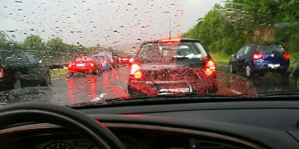 La DGT te dice cómo reaccionar si te sorprende una tormenta mientras conduces 1 Motor16 Las medidas recomendadas por la DGT para reaccionar a una tormenta mientras conduces