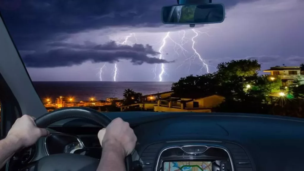 La DGT te dice cómo reaccionar si te sorprende una tormenta mientras conduces 2 Motor16 Qué hacer si hay granizo o tormenta eléctrica