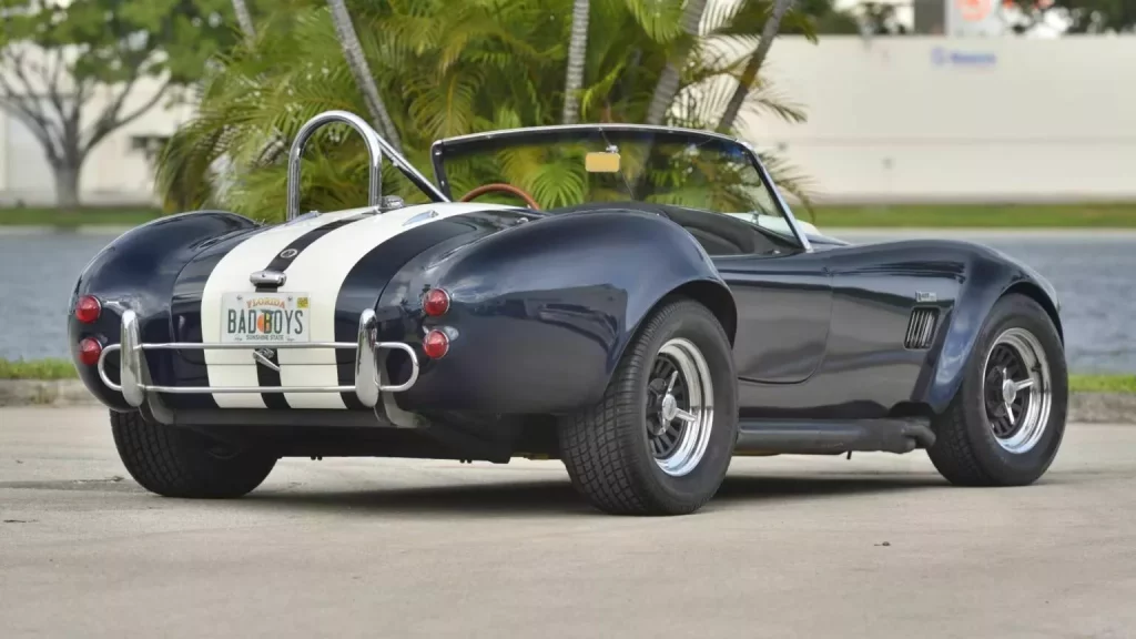 No es un Shelby Cobra original, pero es el Shelby Cobra de 'Bad Boys'. Y te busca 1 Motor16 1965 Shelby Cobra Mecum Bad Boys. Imagen trasera.