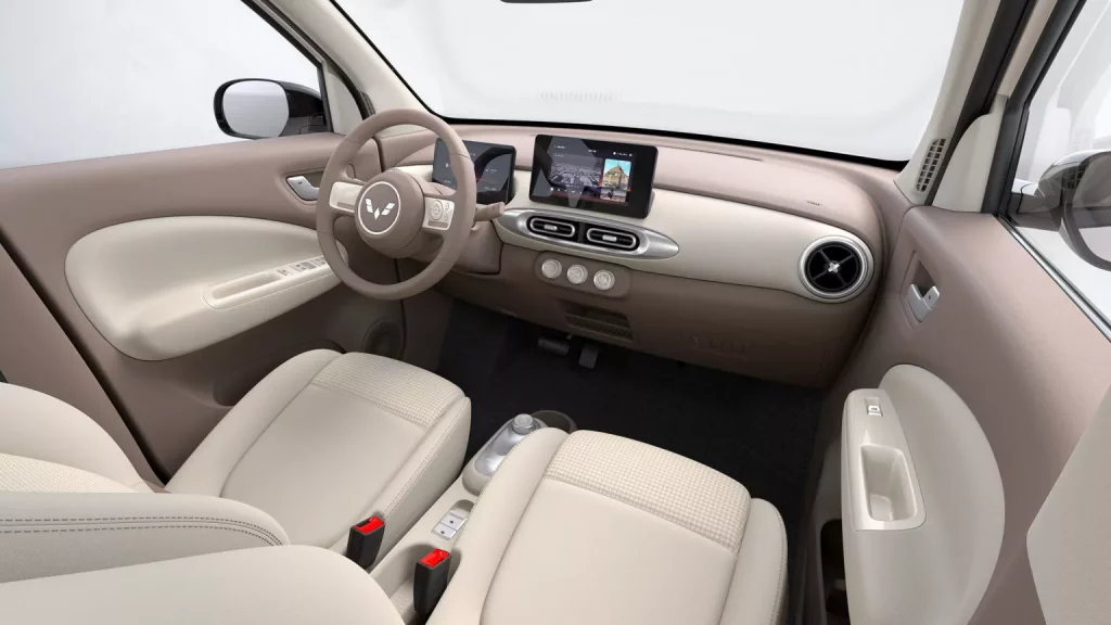 Wuling MINI EV: El eléctrico de los 4.300 euros se pone más guapo y práctico 3 Motor16 2024 Wuling MINI EV. Imagen interior.