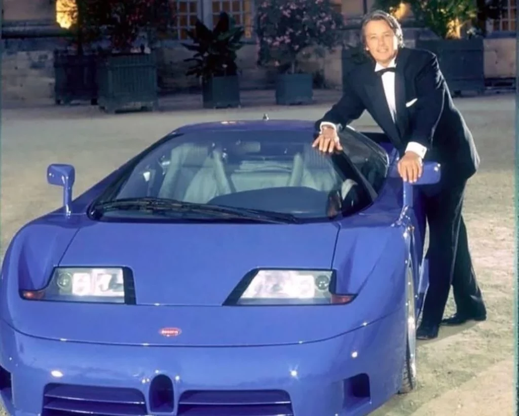 El día que Alain Delon hizo rugir su Bugatti EB110 por las calles de París 1 Motor16 El final del evento a la altura de Bugatti y Alain Delon