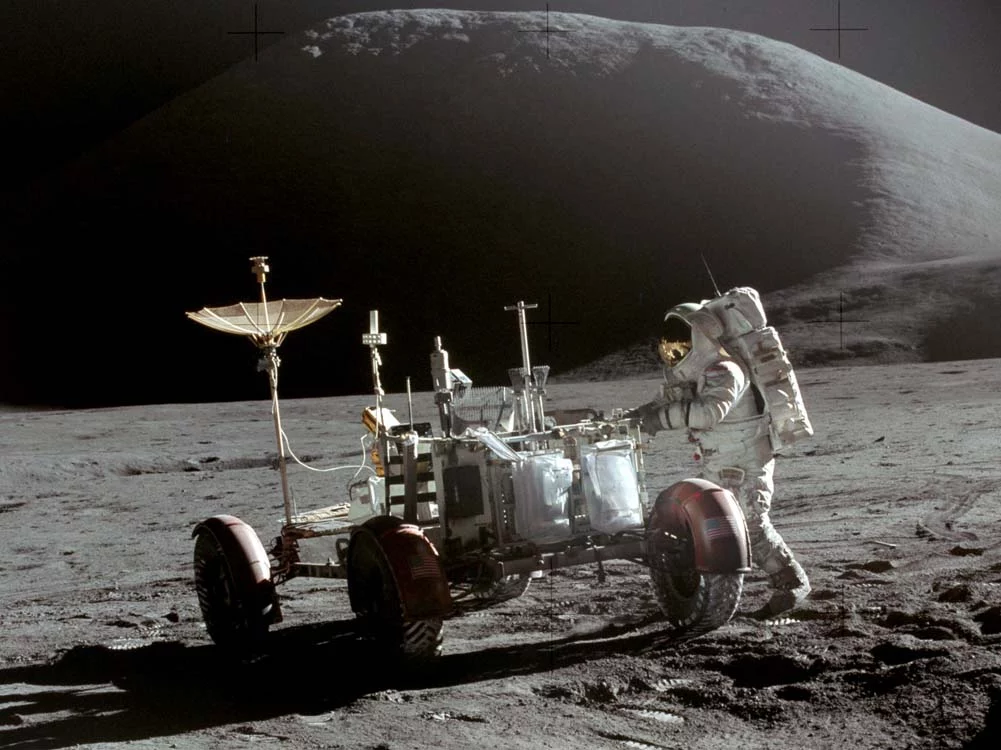 El primer coche eléctrico de Porsche cumple ¡125 años! 2 Motor16 Sistema de motor de cubo eléctrico de Porsche en un Rover Lunar