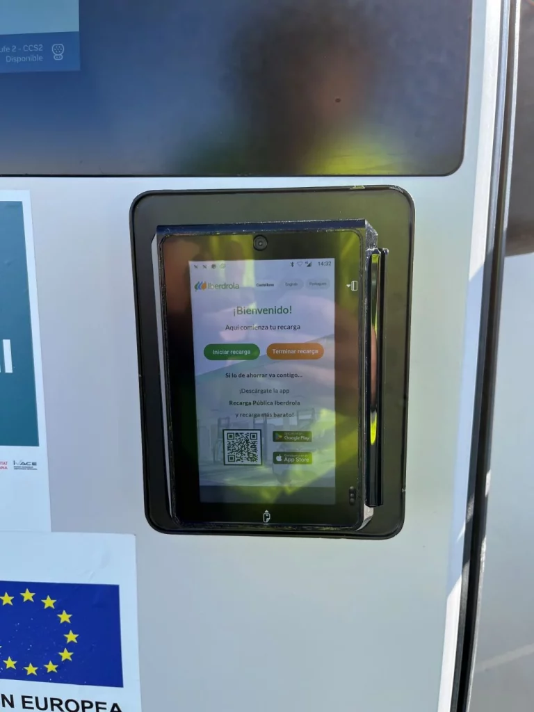 La compañía que ya permite pagar con tarjeta en sus cargadores 2 Motor16 CARGADORES DE IBERDROLA CON TPV3 Motor16