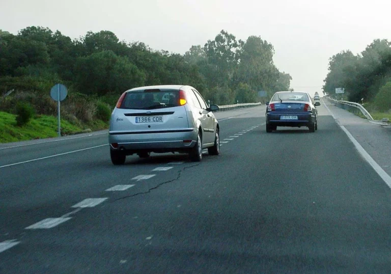 Es ‘guiri’, alquila un coche en Tenerife y se vuelve viral por su particular forma de usar los intermitentes