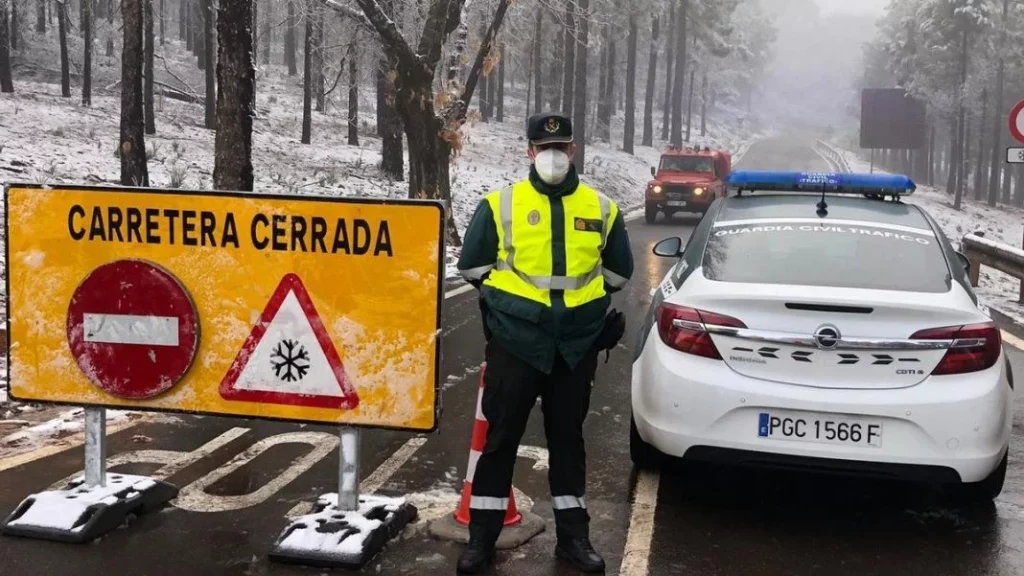 Carretera cerrada negro nieve Guardia Civil Motor16