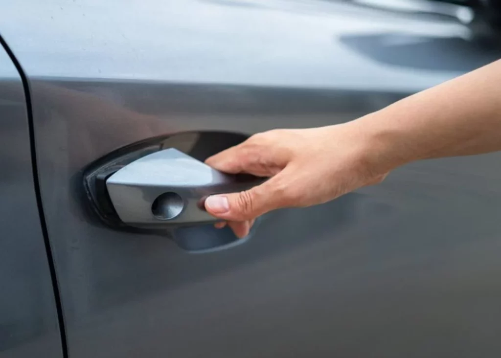 Coche abrir puerta Motor16