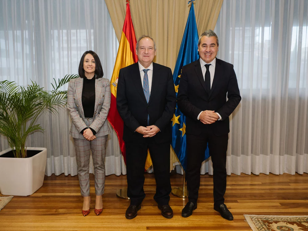 Los mayúsculos retos del sector del automóvil en España -y Europa- en 2025 2 Motor16 EuropaPress 6401485 izquieda derecha secretaria estado industria rebeca torro ministro Motor16