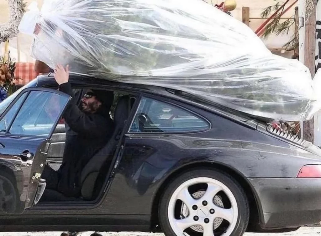 Con este estilo y un Porsche 911, Keanu Reeves va a comprar el árbol de Navidad 2 Motor16 Las preguntas que da esta imagen de Keanu Reeves