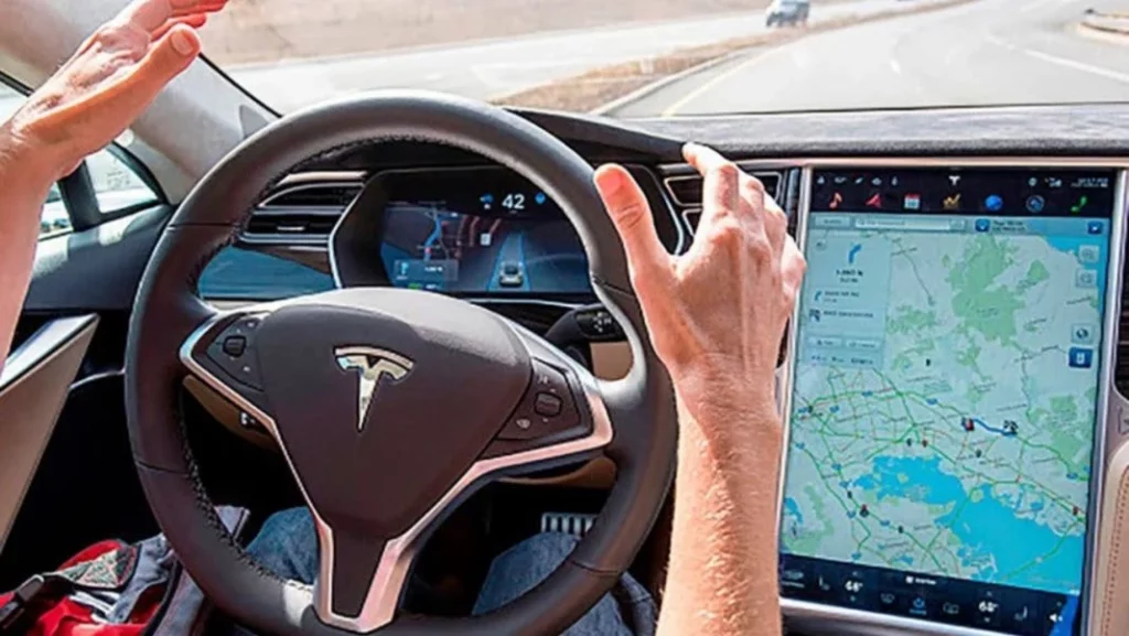 La razón por la que jamás debes conducir con tacones. Tampoco un Tesla 1 Motor16 El Autopilot de Tesla no prescinde de los conductores
