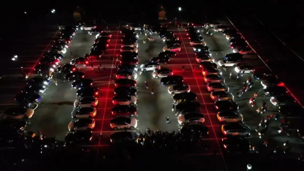 La colorida coreografía navideña que se han marcado 902 Tesla en Helsinki 1 Motor16 Un show que reivindica a Tesla como empresa que cuida el medio ambiente
