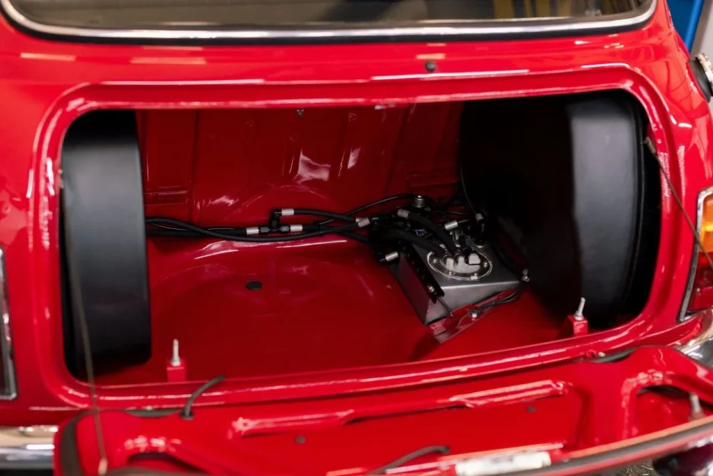 El último restomod de Tolman es un Mini Cooper S Mk II de 1968 2 Motor16 Tolman Mini boot 1 Motor16