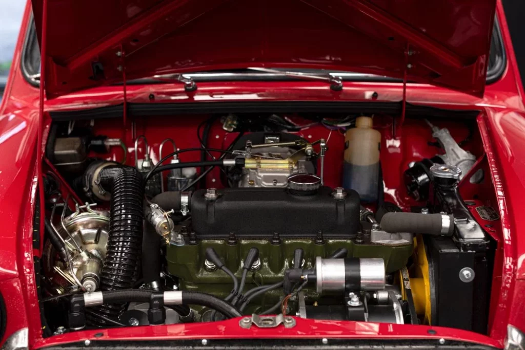 El último restomod de Tolman es un Mini Cooper S Mk II de 1968 9 Motor16 Tolman Mini engine 1 Motor16