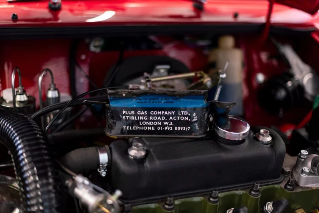 El último restomod de Tolman es un Mini Cooper S Mk II de 1968 11 Motor16 Tolman Mini engine Pratts Oil can 2 Motor16