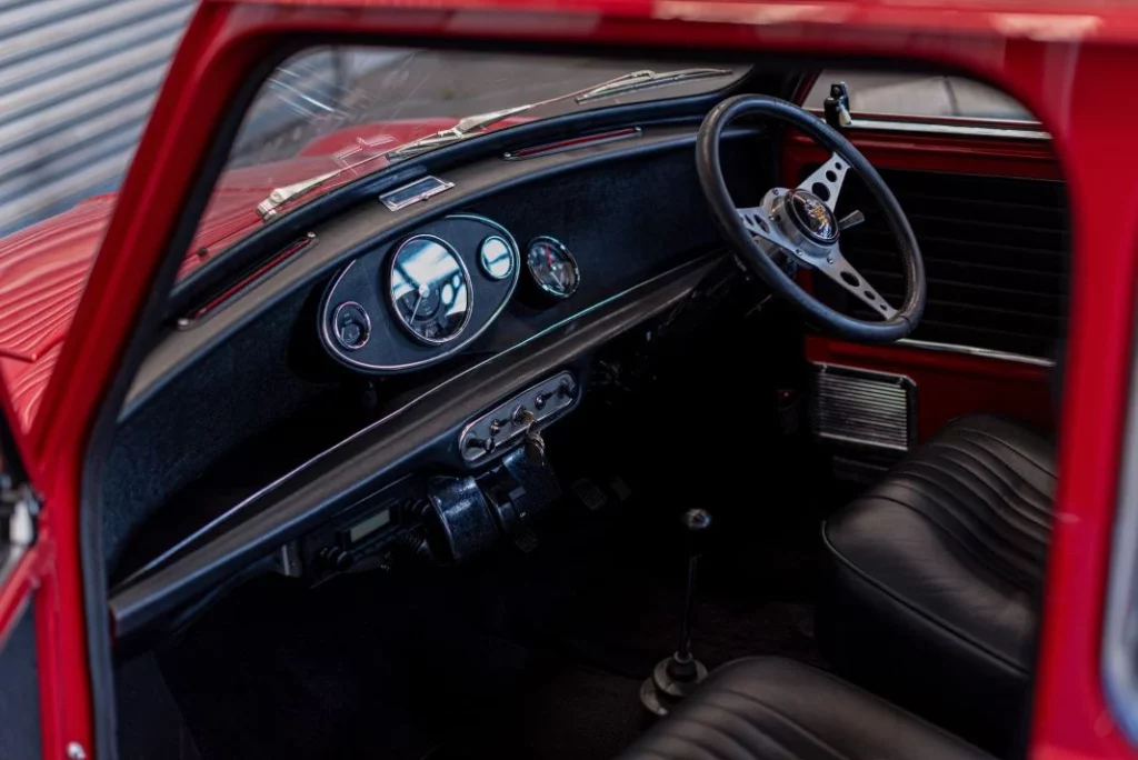 El último restomod de Tolman es un Mini Cooper S Mk II de 1968 14 Motor16 Tolman Mini interior 1 Motor16
