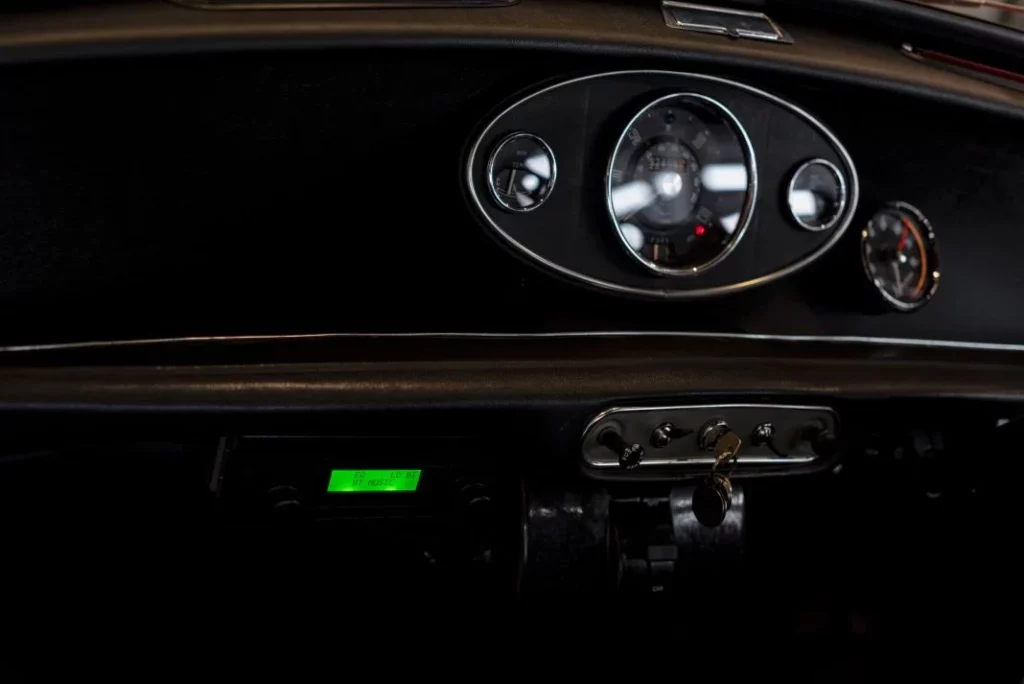 El último restomod de Tolman es un Mini Cooper S Mk II de 1968 15 Motor16 Tolman Mini interior 2 Motor16