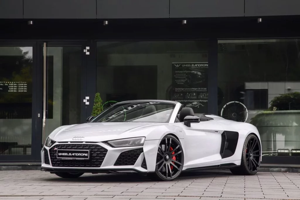 Anne Hathaway es una petrolhead: deportivo con motor V10, 570 caballos y más de 300 mil euros 2 Motor16 Una máquina bajó el capó del Audi R8 Spyder