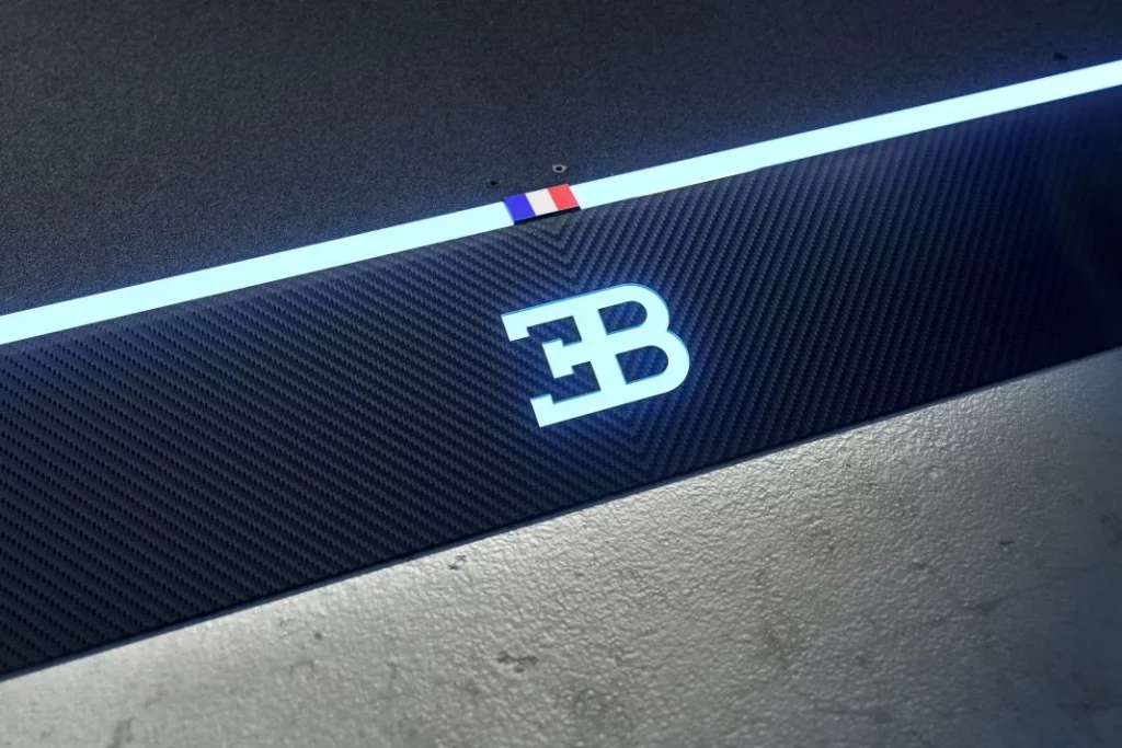 Tu Bugatti se merece un buen garaje o, por qué no, una vitrina 13 Motor16 bugatti garaje peana fahrengold 10 Motor16