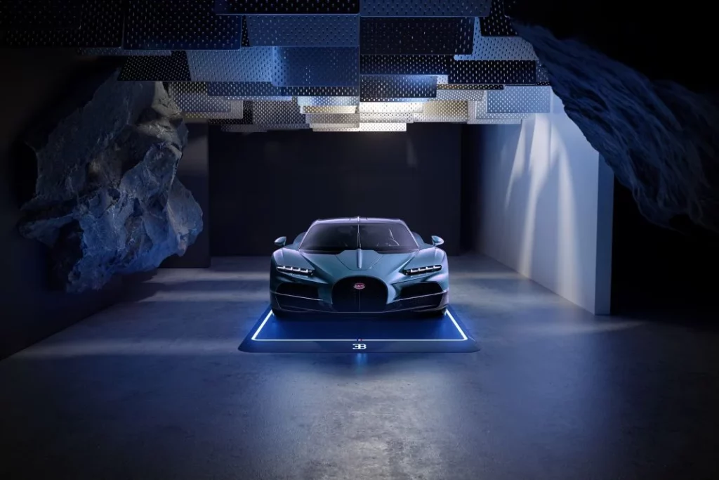 Tu Bugatti se merece un buen garaje o, por qué no, una vitrina 3 Motor16 bugatti garaje peana fahrengold 3 Motor16