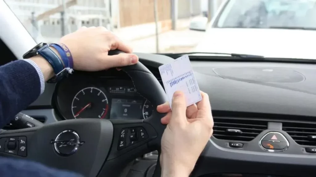 La DGT digitaliza el canje de permisos de conducir: así se realiza el trámite 1 Motor16 Hoy es el día en que la DGT regala 10 puntos para tu carnet de conducir