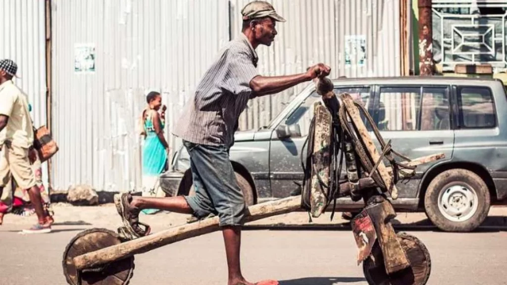 Chukudú: el artesanal patinete que fabrican en el Congo y que es tan inmortal como tu C-15 1 Motor16 Las características principales del chukudú y cuánto cuestan