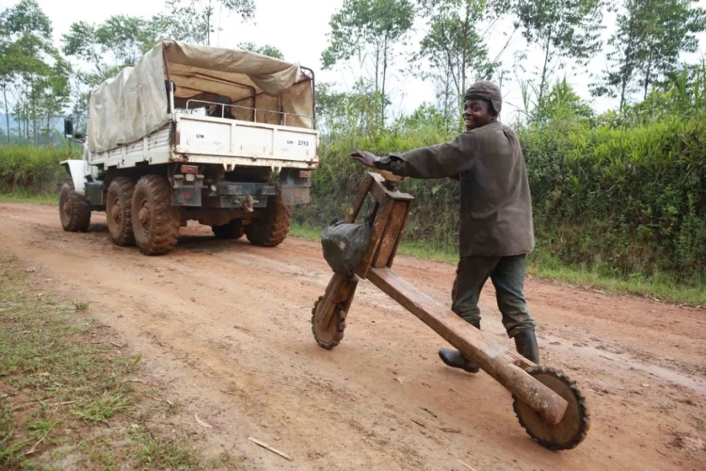 Chukudú: el artesanal patinete que fabrican en el Congo y que es tan inmortal como tu C-15 2 Motor16 Chukudú, un medio de transporte utilizado para trabajar