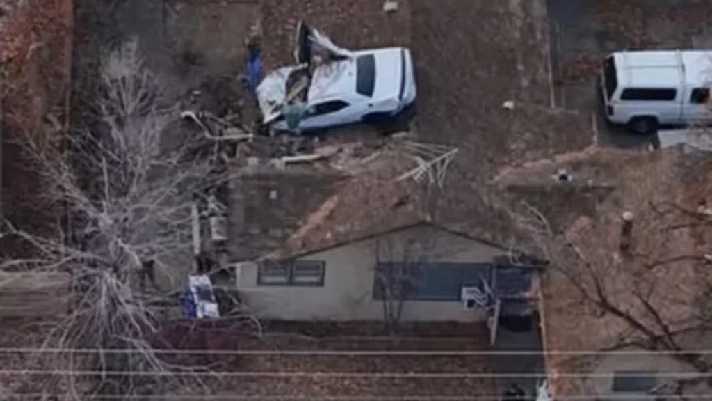 La pregunta del millón: ¿Cómo aparcó este Dodge Challenger en el tejado de esta casa? 1 Motor16 Las consecuencias del accidente del Dodge Challenger