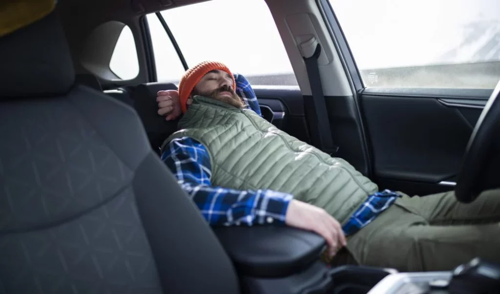 Ten mucho cuidado si piensas dormir en el coche en tus vacaciones: Esta es la multa de recuerdo que te puedes llevar 1 Motor16 dormir dentro del coche