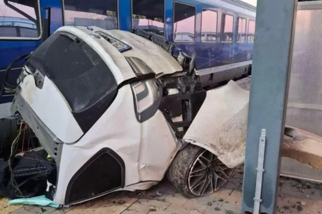 Nunca subestimes la fuerza de un tren. Aunque conduzcas un BMW X5 2 Motor16 Recordatorio: ni un BMW X5 puede contra un tren