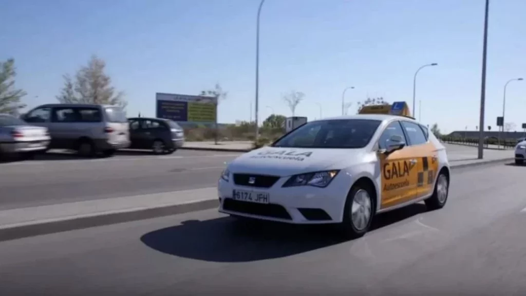 ‘Vaya liada’: La acción que en pleno examen práctico hace este alumno para saludar a su vecino 2 Motor16 En el exámen prático, no hay lugar para las distracciones...