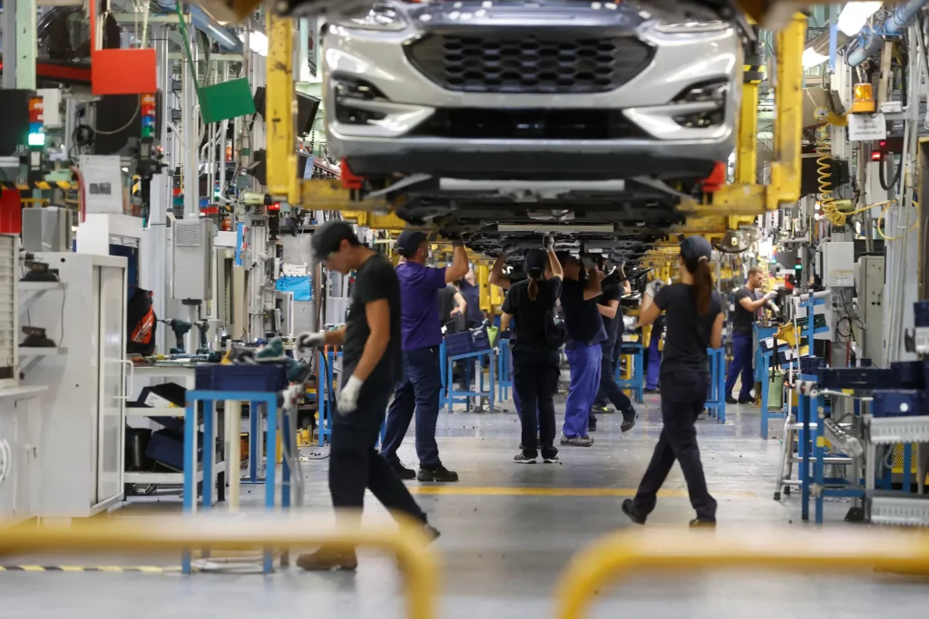 El movimiento estratégico de Ford para no despedir a 1.000 trabajadores en Valencia 1 Motor16 Las negociaciones entre Ford y los sindicatos