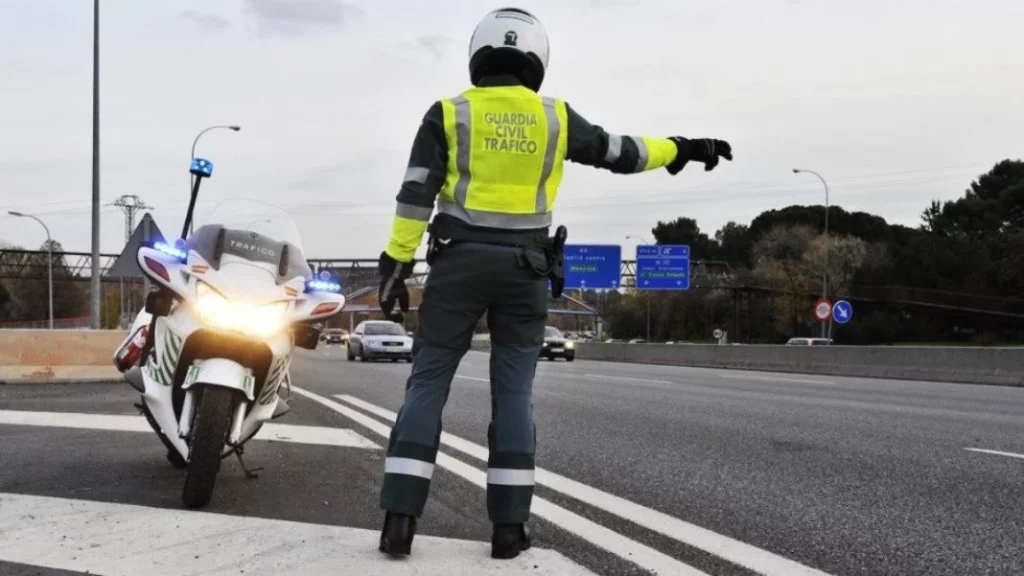 La Guardia Civil te puede multar como pasajero si no cumples con estas normas 4 Motor16 guardia civil trafico