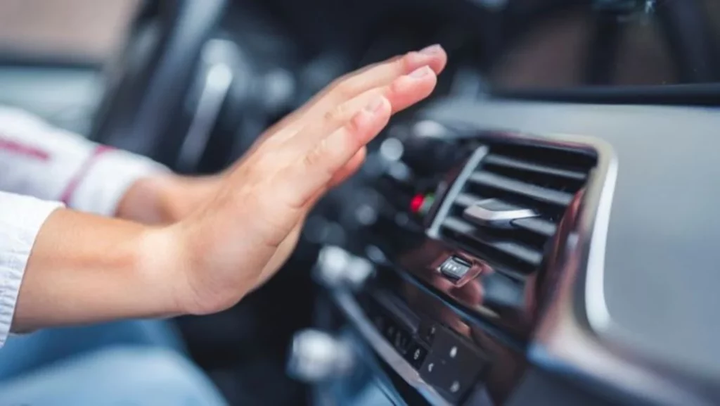 ¿Qué otras acciones no se deben hacer para sacar el hielo del coche?