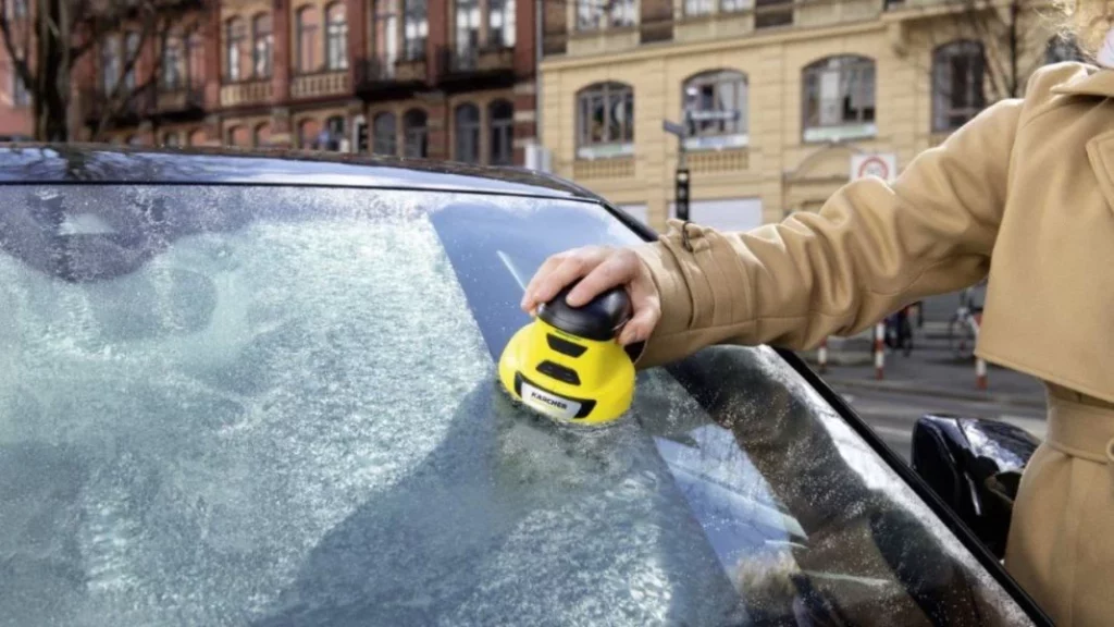 ¿Qué sí se puede hacer para sacar el hielo de los cristales?