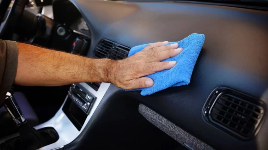 El producto que deja las gomas de tu coche como recién salido del concesionario 1 Motor16 Precauciones esenciales antes de usar este producto en las superficies de goma