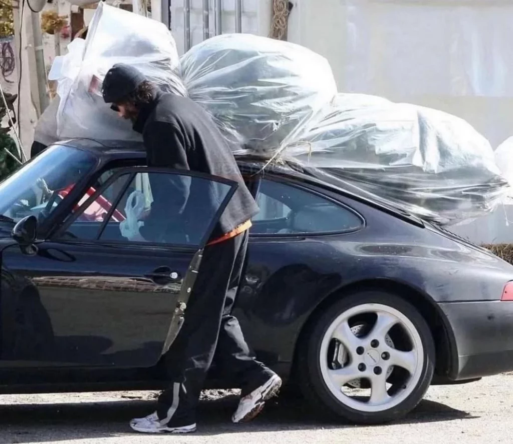 Con este estilo y un Porsche 911, Keanu Reeves va a comprar el árbol de Navidad 1 Motor16 Keanu Reeves usando su Porsche para trasladar el árbol navideño