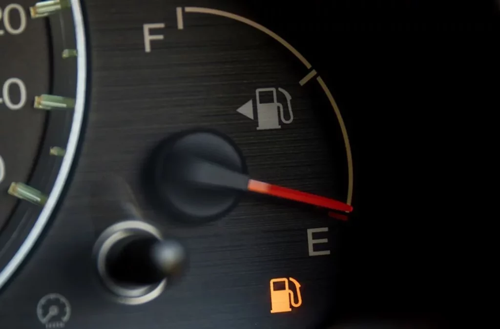 Los significados de las letras en el indicador de combustible
