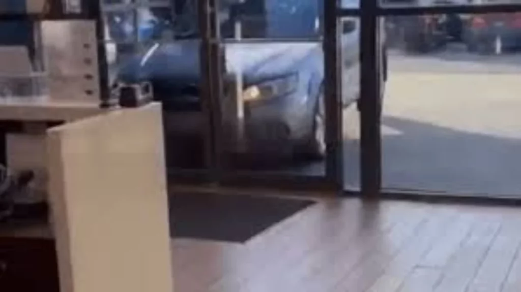 A los dueños de un Subaru no les gustan nada los Mazda: Esta es la prueba 1 Motor16 La maniobra destructiva que hizo conductor del Subaru contra el concesionario Mazda