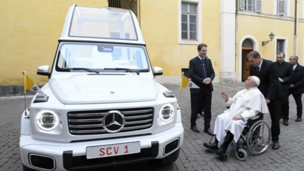 Los detalles del nuevo Papamóvil que lanzó Mercedes-Benz