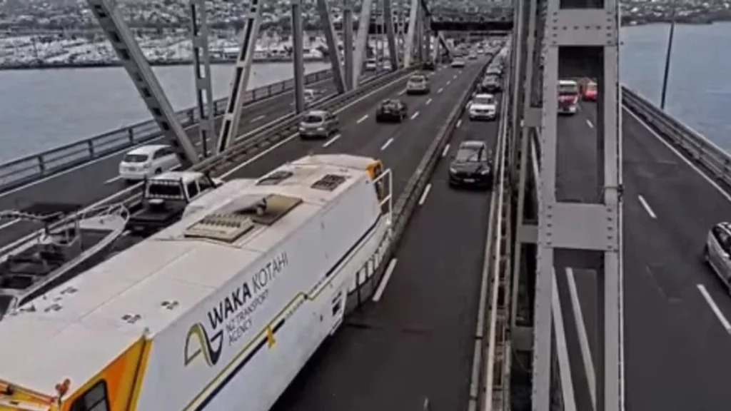 Así trabaja la máquina que mueve carriles en el puente más famoso de Nueva Zelanda 1 Motor16 Los antecedentes de las máquinas que trabajan en el puente de Nueva Zelanda